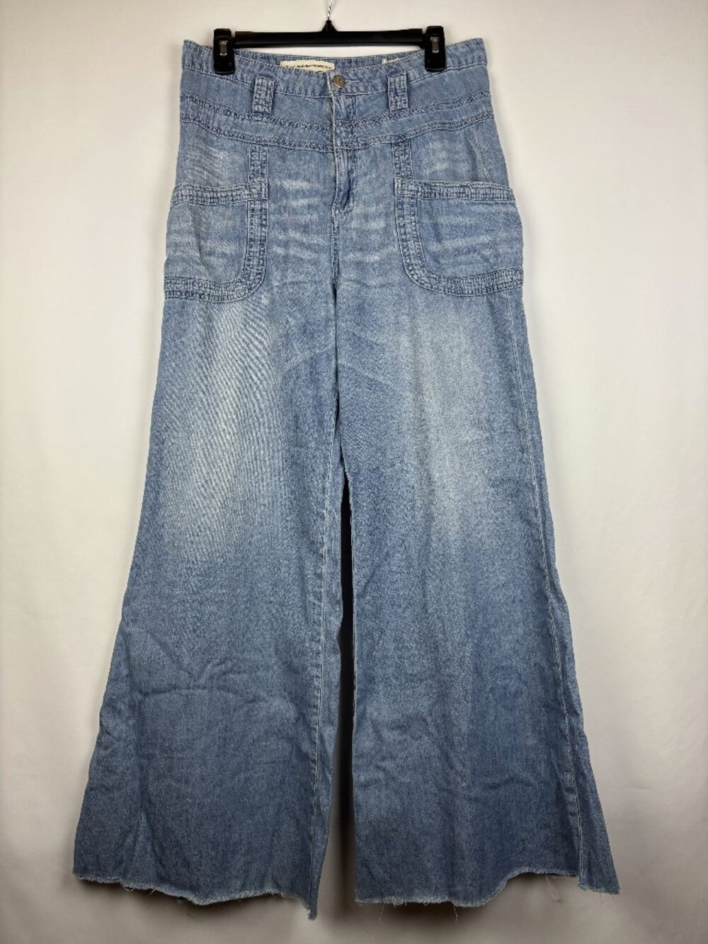 29 Pilcro Wide Flared Jeans Light Wash Raw Hem Blue Denim Worn Flowy Pants